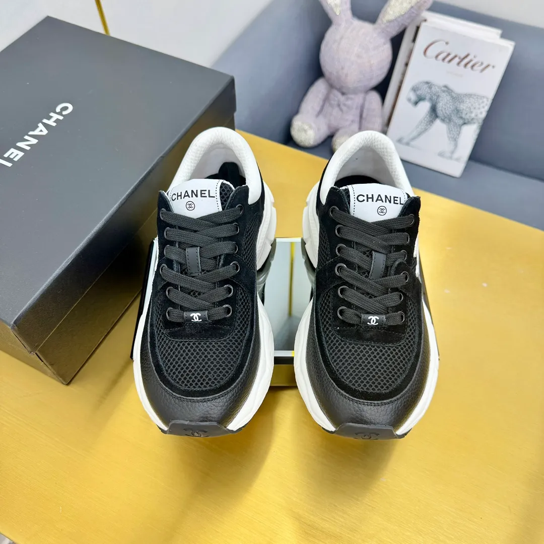 👟👟Ex-factory price 600👟👟 Upgraded version, upgraded version, upgraded version! No rebuttal accepted! ! ! ! Chanel Chanel dad shoes, couples' model for men and women - 2025 top casual sports shoes in the counter. This classic design; the upper is electro-embroidered with various techniques; ❷The inner lining is made of: original Yangli + net ❸The outsole is based on: the original TPU combination outsole. The full set of boutique packaging for women 35–41